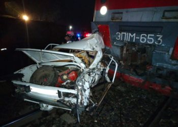 Поезд Владикавказ – Адлер врезался в «шестерку»: погибли два человека