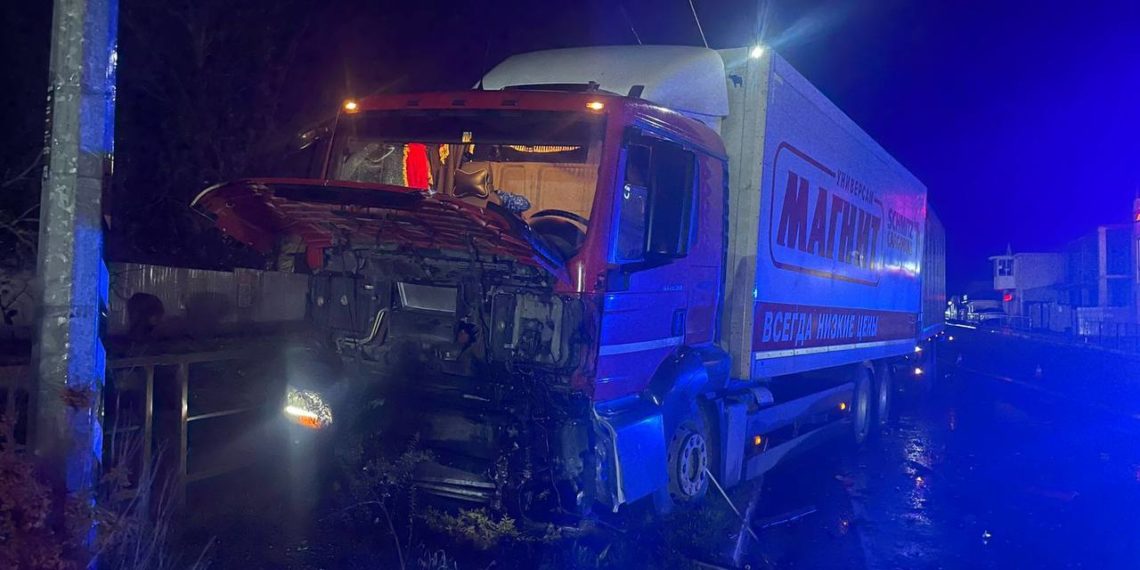 На трассе Джубга – Сочи водитель Kia врезался в грузовик и погиб