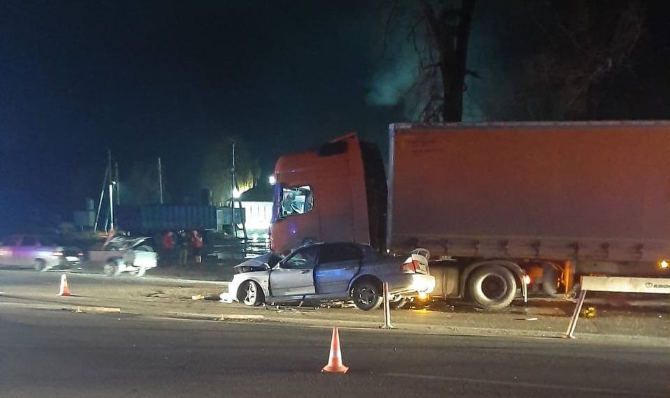 В ДТП с грузовиком на Кубани погибли водитель и пассажирка Kia