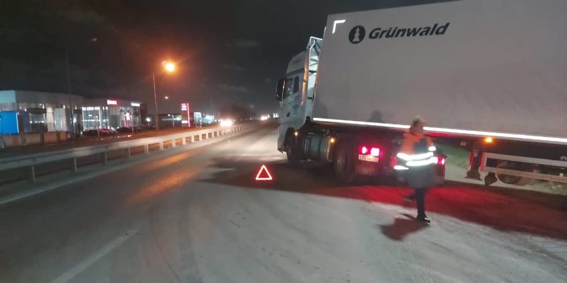 В Новороссийске грузовик насмерть сбил 40-летнего мужчину