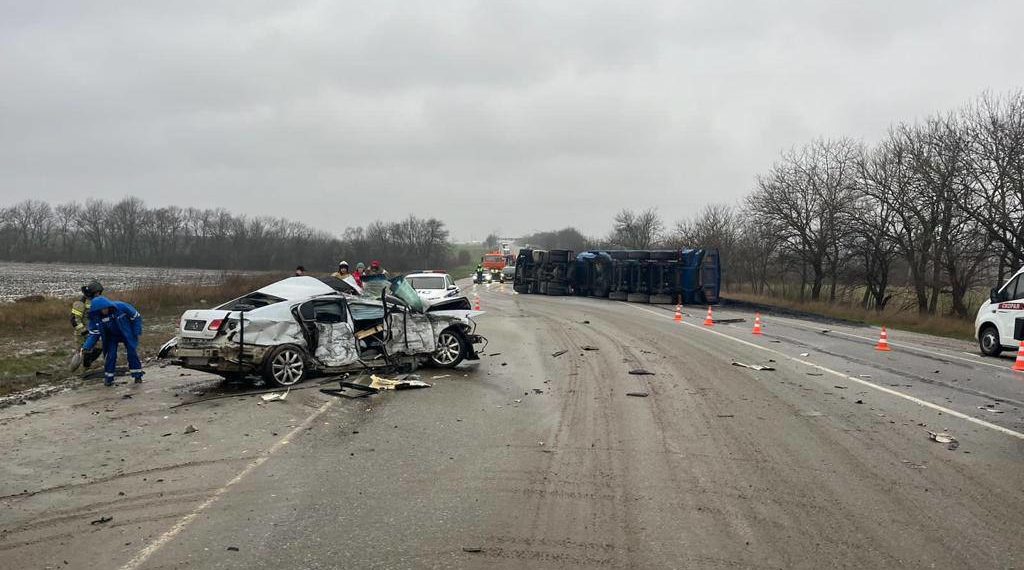 В ДТП с двумя легковушками и грузовиком на Кубани погиб один из водителей