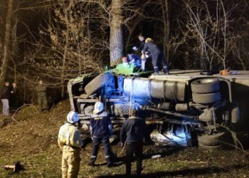 На Кубани водитель грузовика пострадал в ДТП из-за лопнувшего колеса