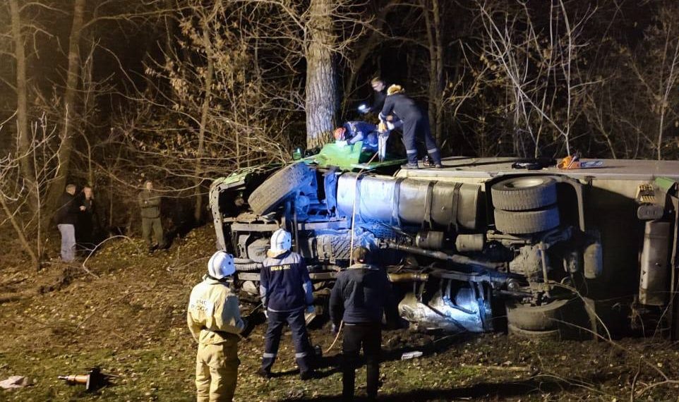На Кубани водитель грузовика пострадал в ДТП из-за лопнувшего колеса