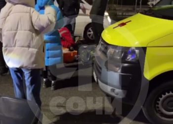 В Сочи автомобиль сбил перебегавшую дорогу девушку