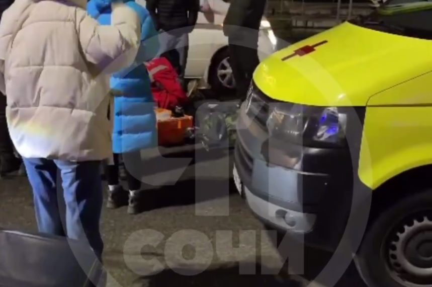 В Сочи автомобиль сбил перебегавшую дорогу девушку