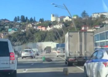 В Сочи грузовик сбил курьера на мопеде