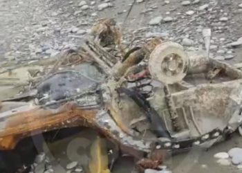 Из моря на берег Сочи выбросило искореженную машину