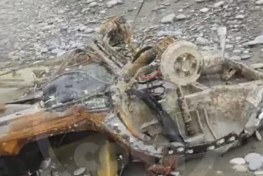 Из моря на берег Сочи выбросило искореженную машину