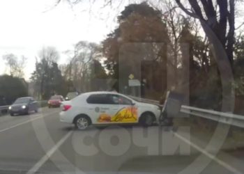 В Сириусе таксист сбил человека на мопеде