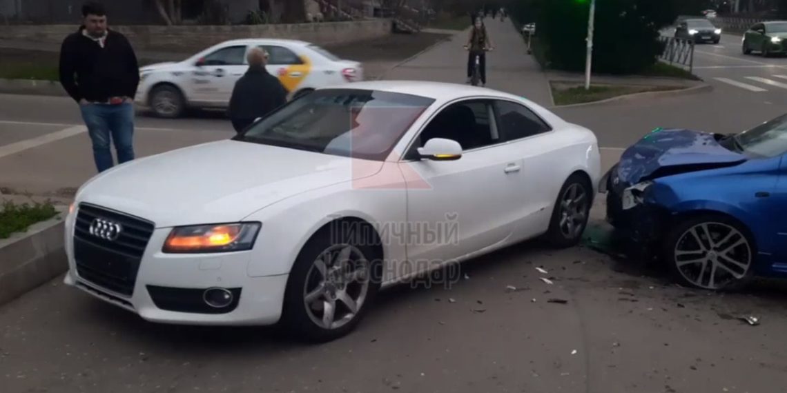 В Краснодаре женщина попала под колеса авто на тротуаре