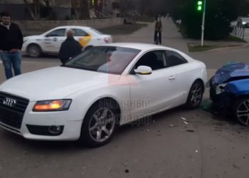 В Краснодаре женщина попала под колеса авто на тротуаре