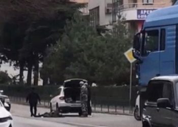 На Пластунской в Сочи легковушка сбила сразу двух парней