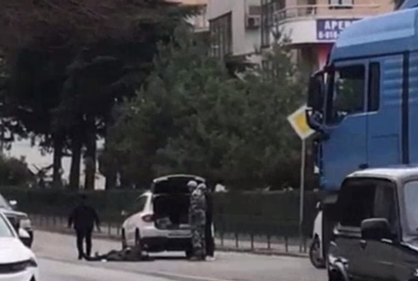 На Пластунской в Сочи легковушка сбила сразу двух парней