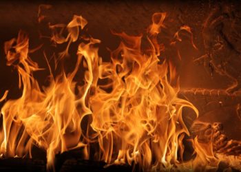 Из горящего дома в Краснодаре эвакуировали 30 человек