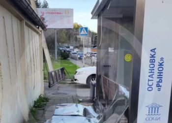 В Сочи вандалы разгромили остановку «Рынок»