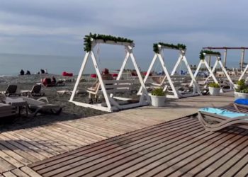 Ущерб сочинским пляжам от шторма превысил 200 млн рублей