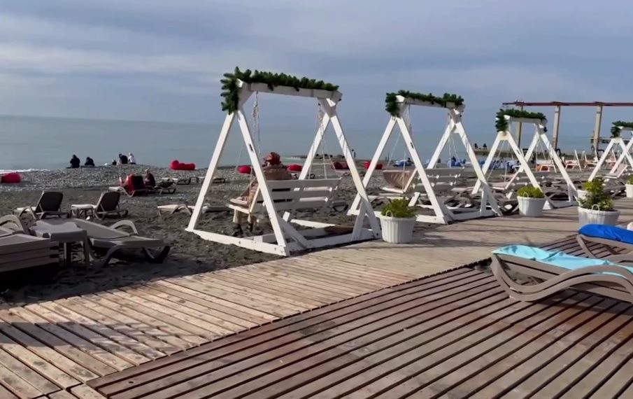 Ущерб сочинским пляжам от шторма превысил 200 млн рублей