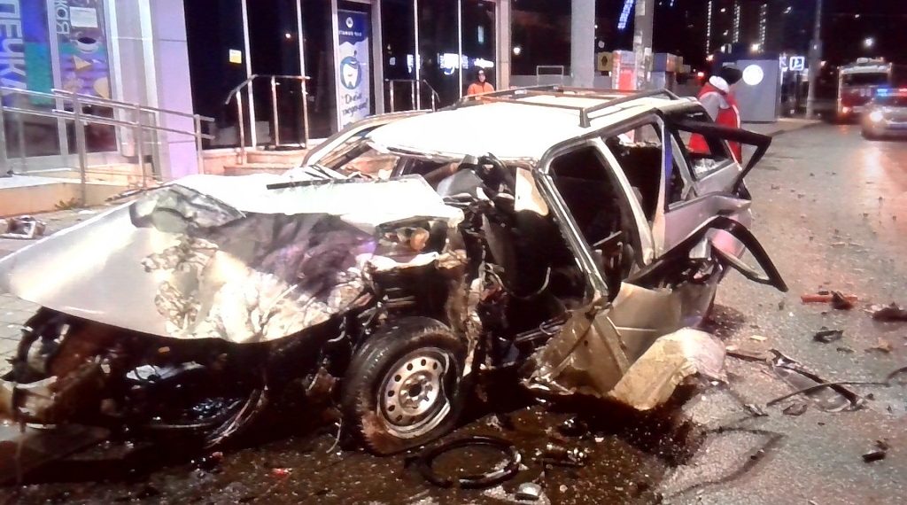 В Краснодаре «Лада» врезалась в столб: погиб пассажир