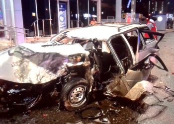 В Краснодаре «Лада» врезалась в столб: погиб пассажир