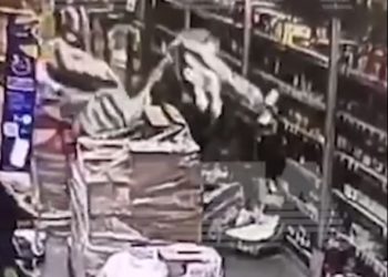 В Краснодаре двух покупателей засыпало туалетной бумагой