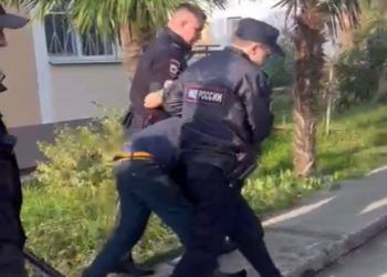 В Сириусе задержали неадекватного мужчину с топором