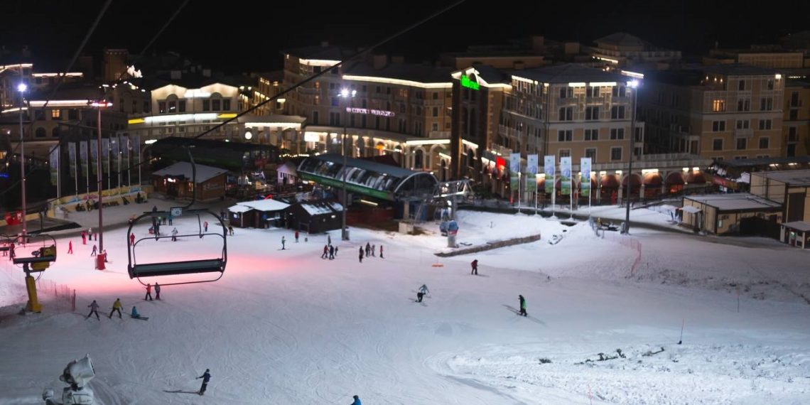 На курорте Красная Поляна запущено вечернее катание