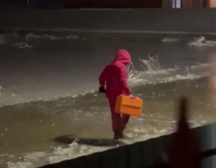 На Кубани фельдшер из застрявшей «скорой» шел вброд к больному ребенку