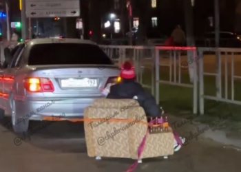 В Краснодаре девушка каталась в привязанном к авто кресле