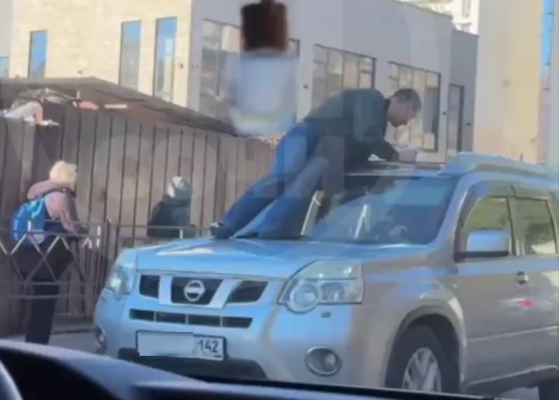 В Сочи мужчина со стаканом ехал на лобовом стекле авто