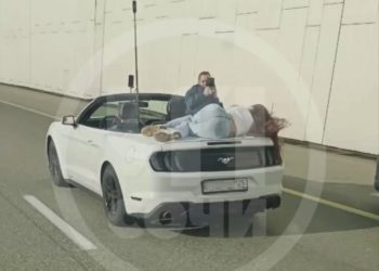 В Сочи парень и девушка устроили фотосессию на багажнике едущего авто