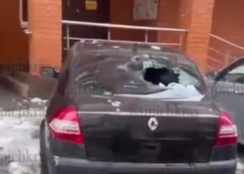 В Краснодаре сосулька разбила два стекла Renault