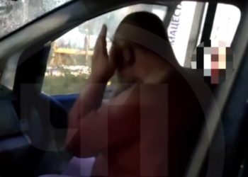 В Сочи полуголый мужчина забрался в чужую машину