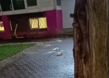 В Краснодаре жилец многоэтажки кидает мусор в сотрудников курьерской службы