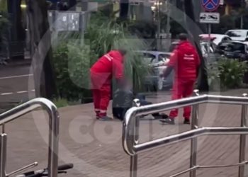 В Сочи мужчина ходил по улице со спущенными штанами