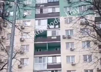 В Краснодаре мужчина воткнул нож в дверь и сбрасывал предметы с 10-го этажа