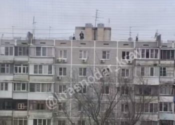 В Краснодаре дети справляли нужду на прохожих с крыши многоэтажки