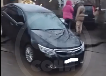 В Сочи между жилыми домами под машиной провалилась дорога