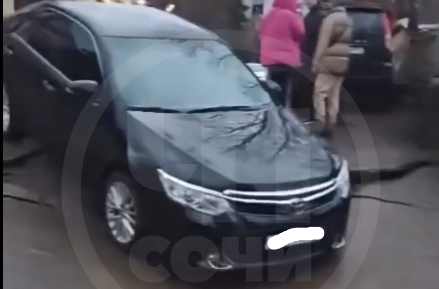 В Сочи между жилыми домами под машиной провалилась дорога