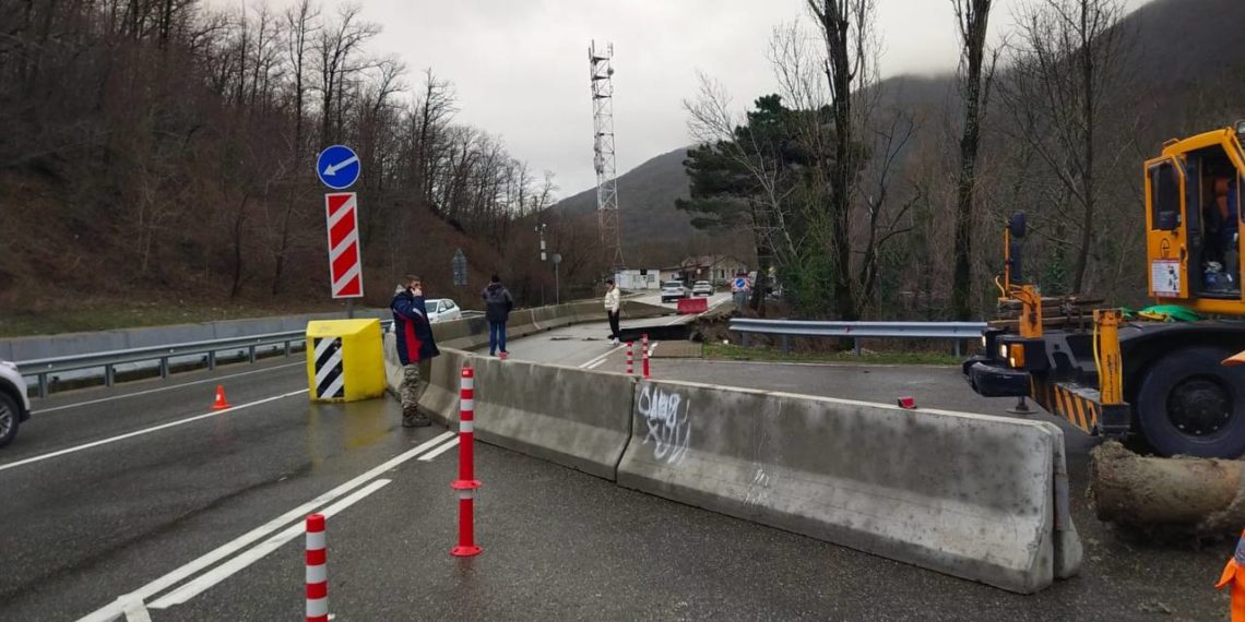 После оползня на федеральной трассе в Геленджике ввели реверс