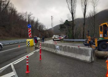 После оползня на федеральной трассе в Геленджике ввели реверс