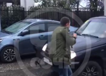 В Сочи мужчина перегораживал дорогу автомобилям
