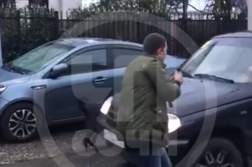В Сочи мужчина перегораживал дорогу автомобилям