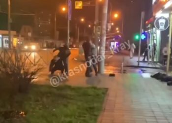 В Краснодаре прохожий забрызгал из баллончика четырех дерущихся мужчин