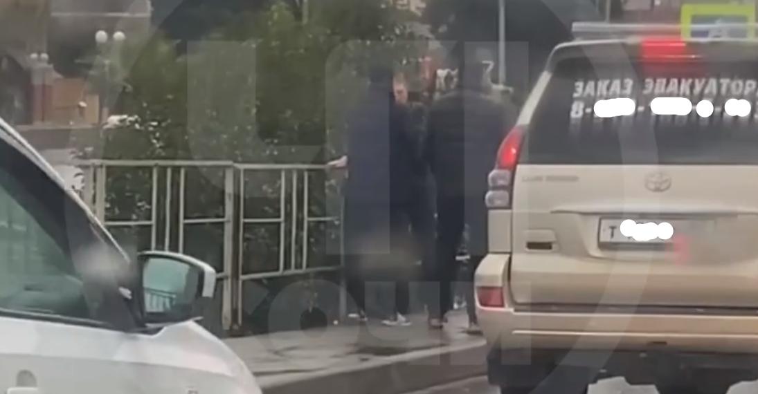 Эпичную драку у вокзала в Адлере сняли на видео