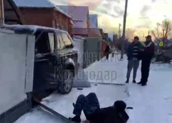 В Краснодаре на ул. Гастелло автомобиль таранил забор частного дома
