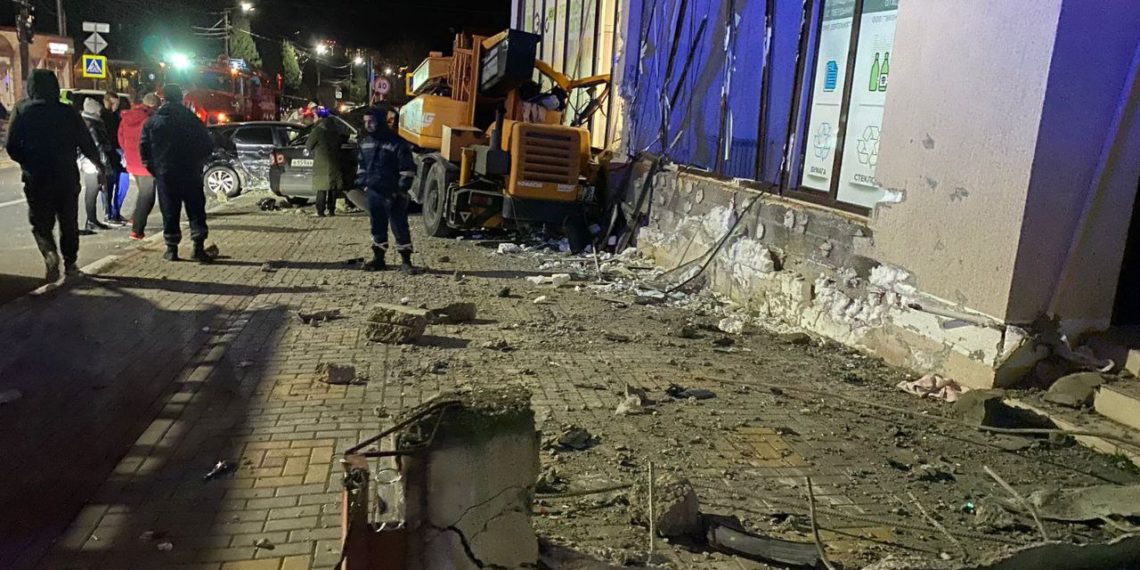 В Геленджике водитель автокрана повредил 13 авто и попал в больницу