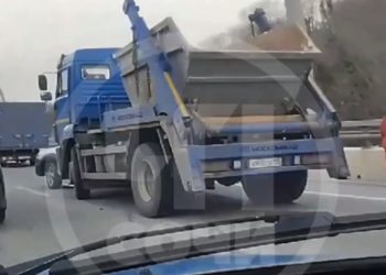В Сочи мусоровоз врезался в «Ладу»: есть пострадавшие