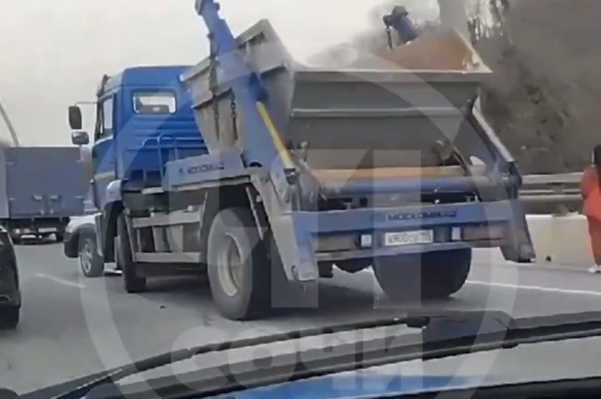 В Сочи мусоровоз врезался в «Ладу»: есть пострадавшие