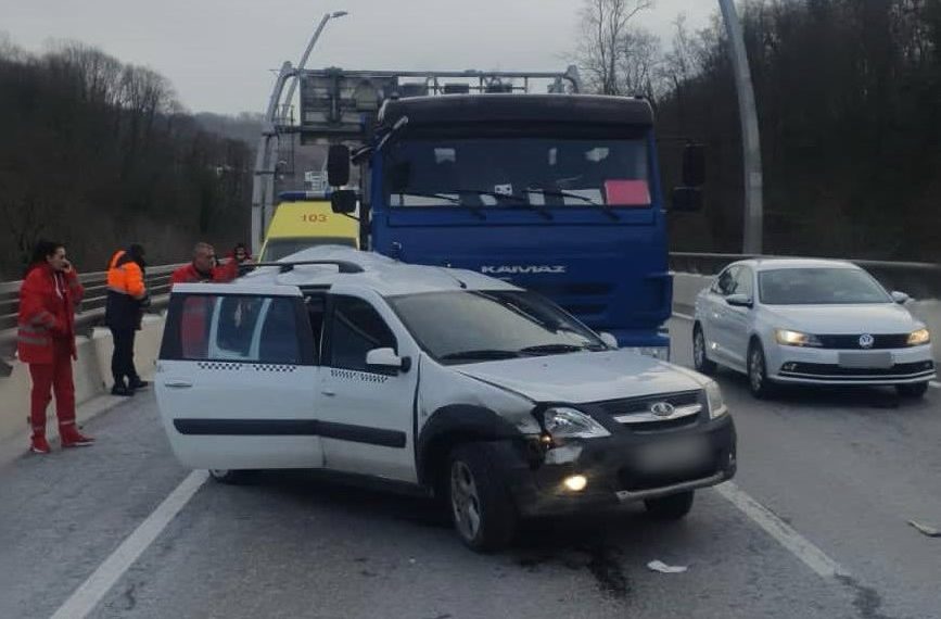 В ДТП с мусоровозом в Сочи погиб водитель «Лады»