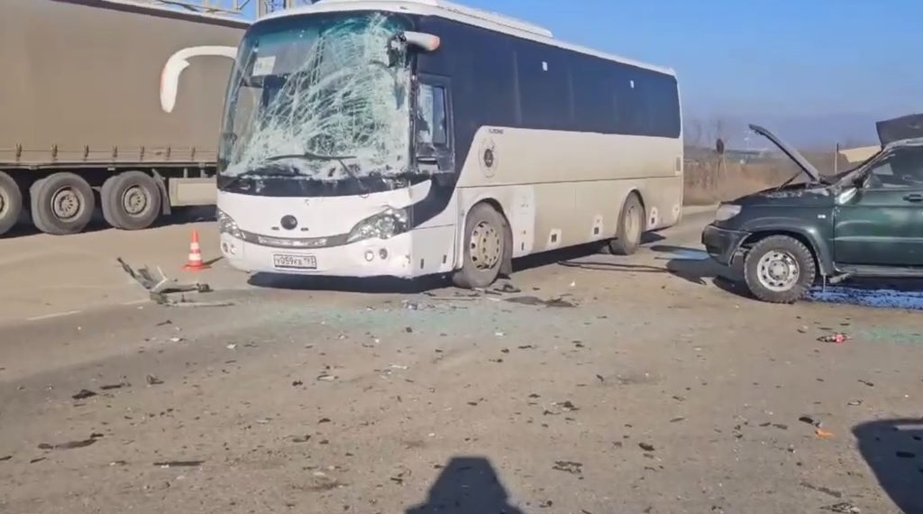 В ДТП с вахтовым автобусом и «Ладой» пострадал водитель УАЗа